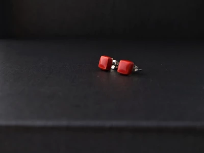 Piros, kis négyzet alakú fülbevaló