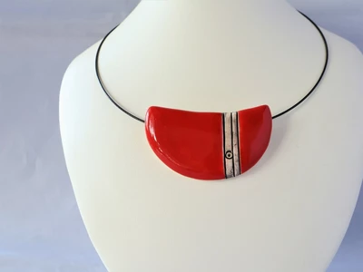 Piros, félkör alakú nyaklánc csíkkal