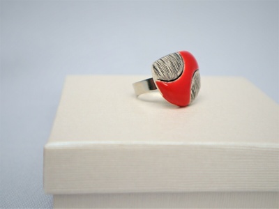 Piros, félkör alakú csíkos gyűrű